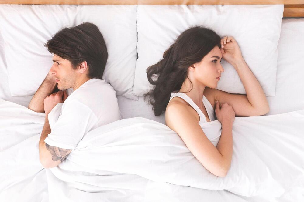 ONA SVE ČEŠĆE OKREĆE LEĐA? Nije do emocija, već do nečeg drugog!