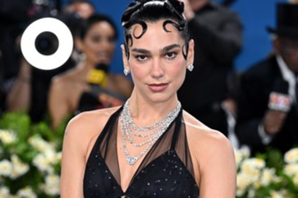 Okorela Albanka navukla providnu haljinu, a ispod ništa! O donjem delu ne prestaje da se priča