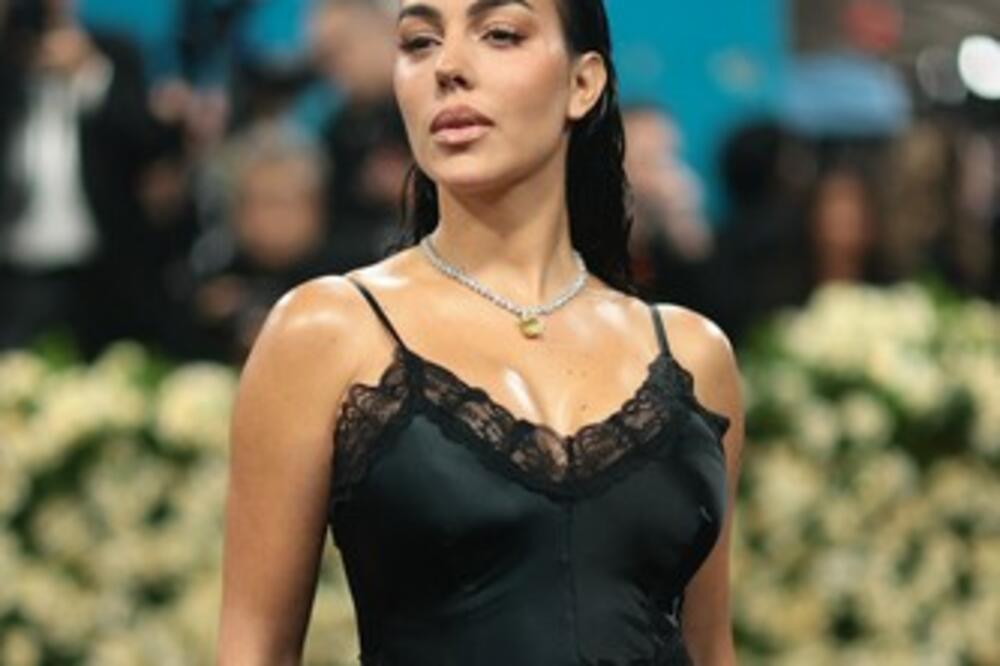 "Sramota me je da gledam": Ona je najgore obučena na Met Gali! Htela da zadivi, pa se izblamirala