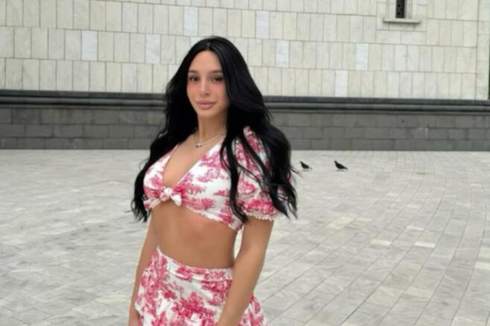 Zar se ovako skrnavi svetinja? Pozirala polugola ispred Hrama, a onda je krenulo njeno urnisanje