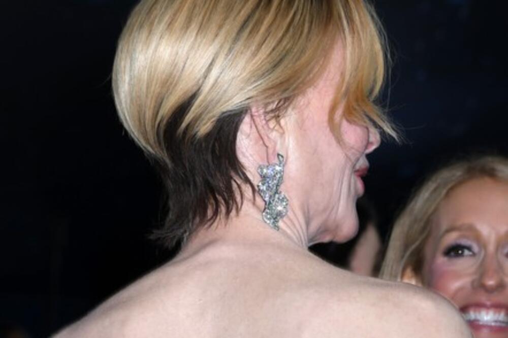 Gde joj je kosa? Pojavila se neprepoznatljiva, a kad se okrenula s leđa nastao muk, šta se dešava s njom