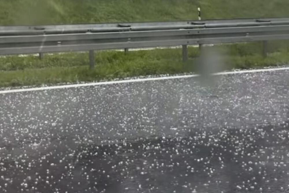 Na autoputu Miloš Veliki opšti haos, ledene kugle udaraju o beton: Užasavajući snimak kruži mrežama (VIDEO)