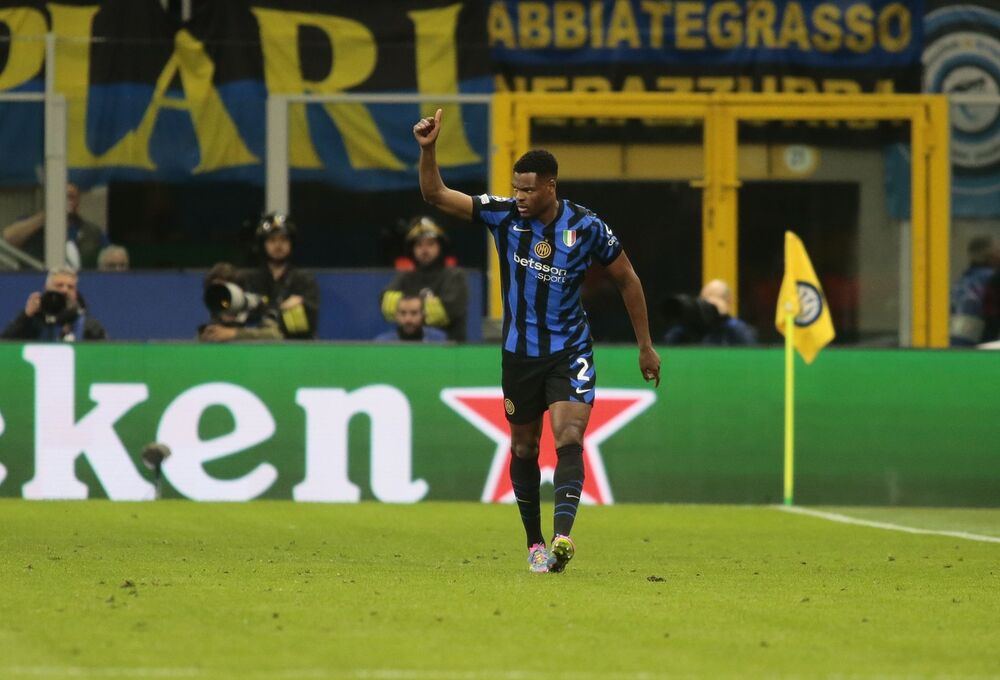 Denzel Damfris na utakmici Intera i Barselone