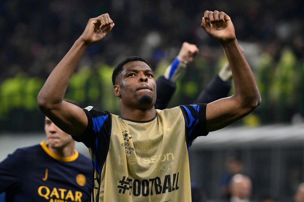 Slavlje Denzela Damfrisa posle plasmana Intera u finale Lige šampiona