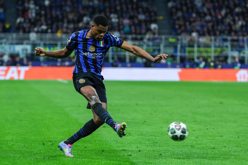 Denzel Damfris na utakmici Intera i Barselone