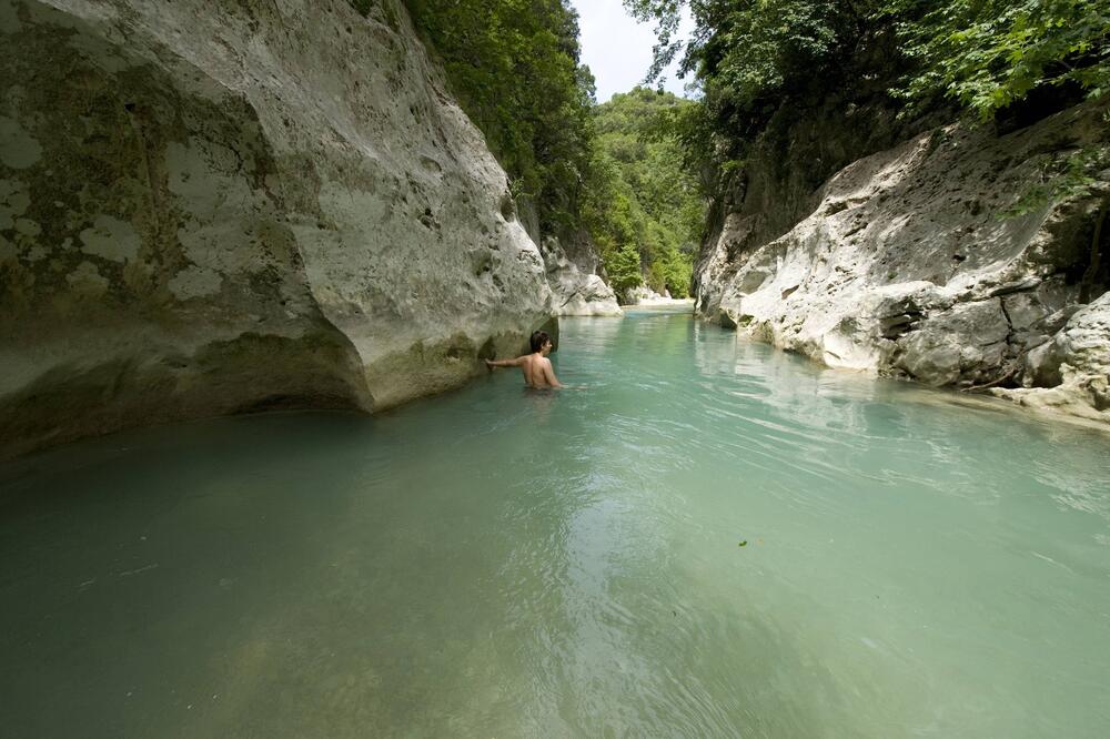 Rekom uzdaha do vrata pakla: Grci veruju da ovo mesto vodi u podzemni svet, a Srbi tamo obožavaju da letuju (VIDEO)