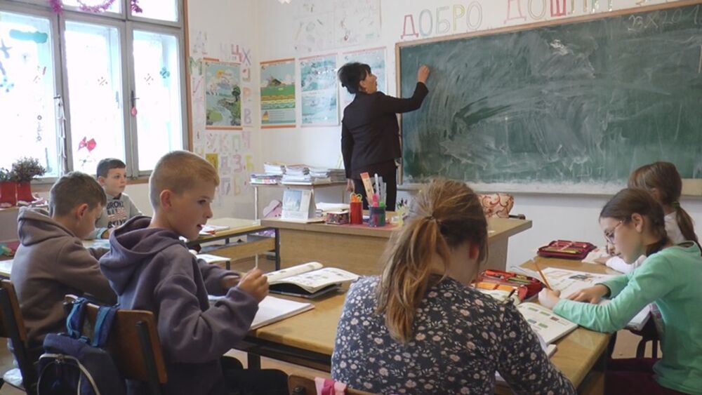 Učiteljica i učenici u školi