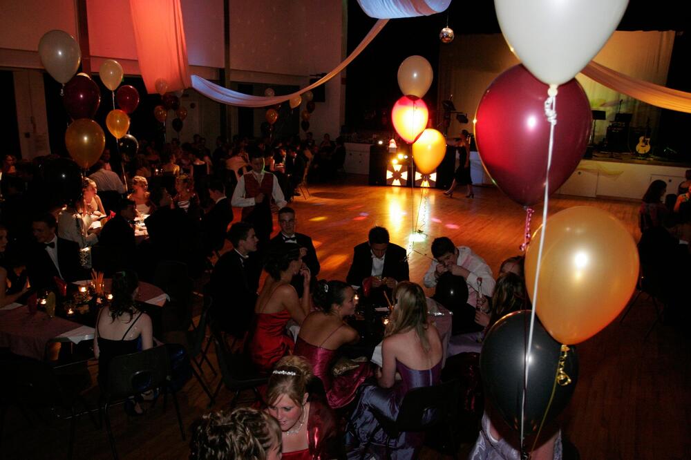 Ko ima maturanta u kući, more može samo da sanja: Šok cene matura i ekskurzija roditelje guraju u kredite