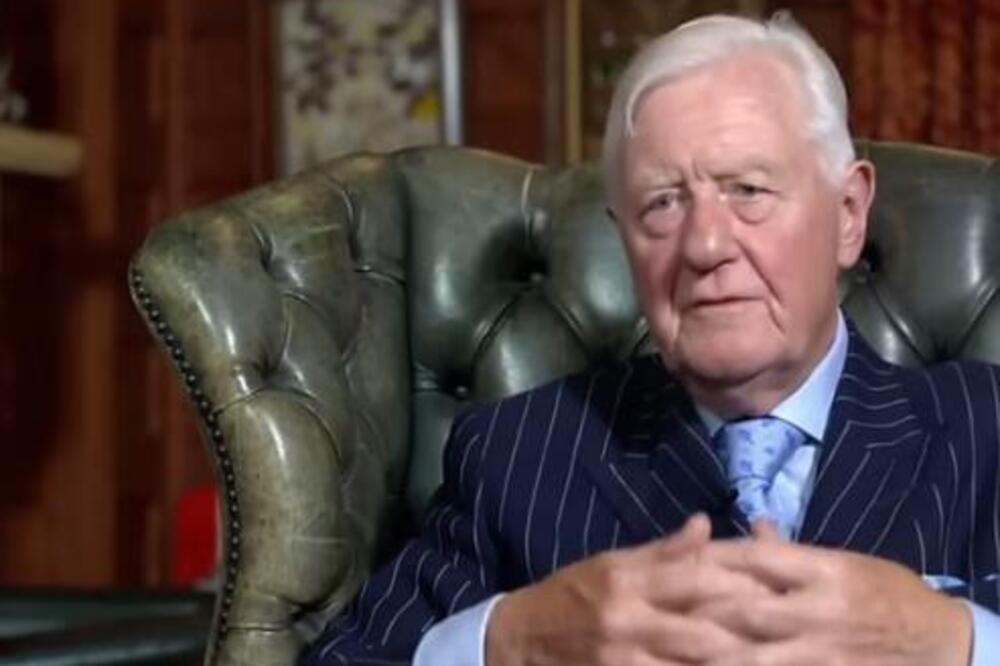 Zbog ovog dekice gore mreže: 73-godišnji milioner traži mlađu ženu na Tinderu, ovo morate da vidite! (VIDEO)