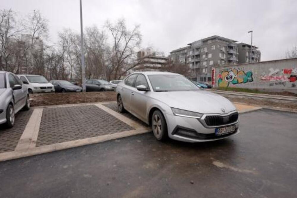 Ako vidite auto sa belim peškirom na retrovizoru, odmah se zaustavite: Mnogi vozači ne znaju značenje, a ono je...