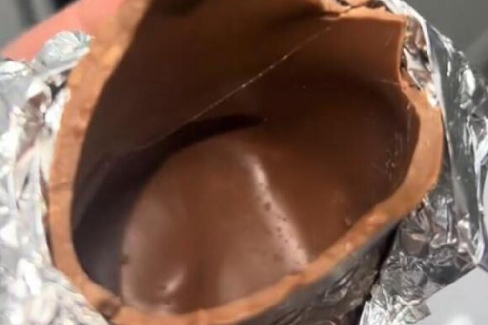 Devojka uzela da jede čokoladu, pa videla nešto jezivo u njoj! Kad je shvatila šta je to, u momentu joj je pozlilo