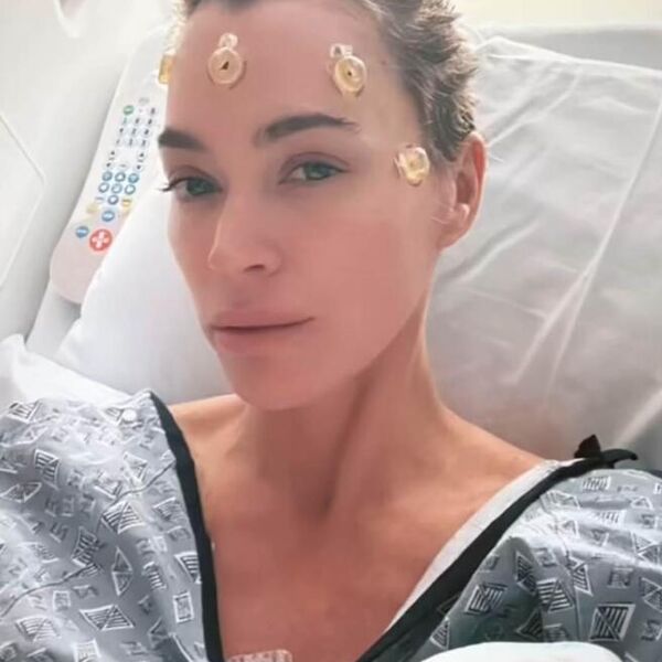 Primetila fleku na leđima pa otkrila crnu dijagnozu! Voditeljka se pojavila u javnosti bez perike, a ožiljci su...