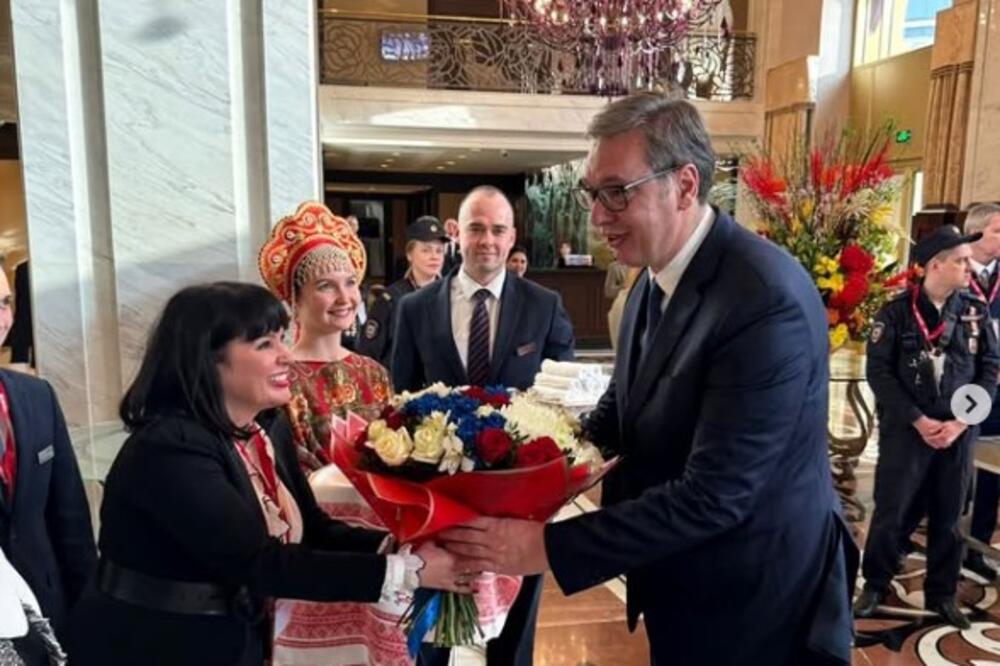 Pogača i cveće za predsednika Srbije! Evo kako je Vučić dočekan u Moskvi - Rusi su pravi domaćini