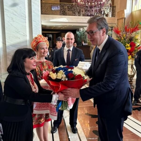 Pogača i cveće za predsednika Srbije! Evo kako je Vučić dočekan u Moskvi - Rusi su pravi domaćini