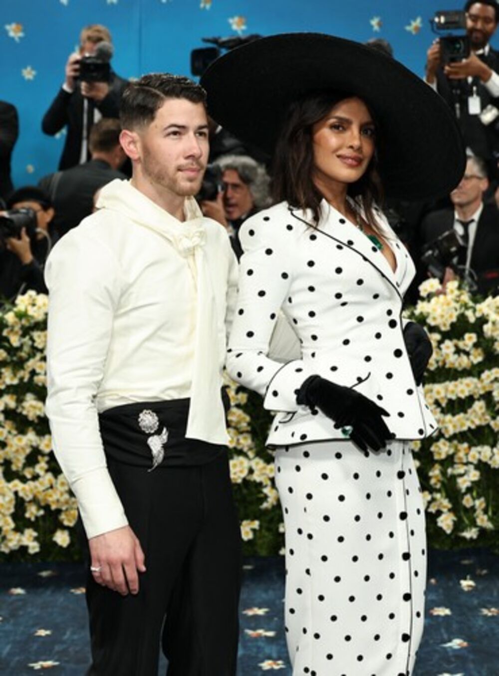 Nik Džonas je našao hladovinu pod ogromnim šeširom