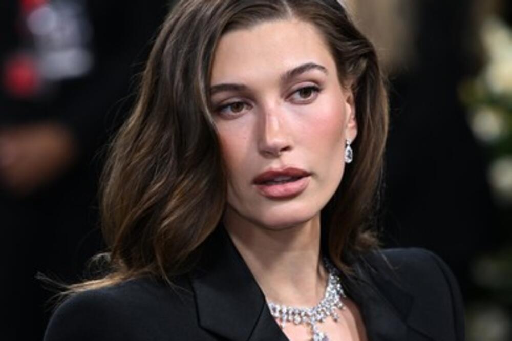 Zašto je uopšte došla? Pozirala u blam izdanju dok joj se muž raspada za bivšom - i to u štiklama za striptizete