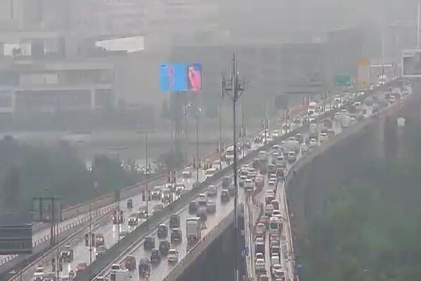 Kiša napravila jutarnji špic, a od samog pogleda na gužvu vam neće biti dobro: U svakom delu grada se mili! (FOTO)