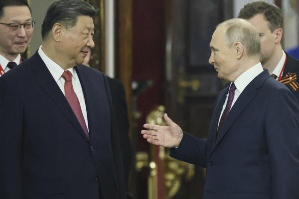 U inat dušmanima! Orkestar i crveni tepih za "brata Sija" u Moskvi - Putinove reči odjekuju svetom! (FOTO)