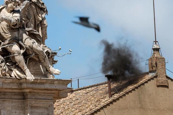 Crni dim, opet! Prepodnevno glasanje drugog dana konlave neuspešno, još uvek nema novog pape (VIDEO)