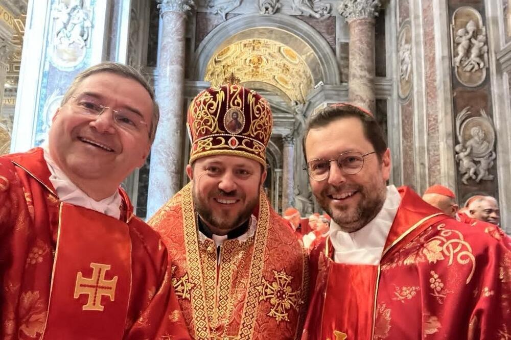 Šta je bre ovo? Dok je svet oplakivao smrt papa Franje, kardinali opalili selfi na dan njegove sahrane! (FOTO)