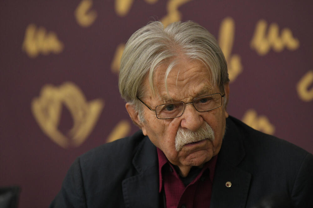 Ovako izgleda raj na zemlji: Ovde Ljubivoje Ršumović provodi dane, oko njega prava lepota, kuća i dvorište iz snova