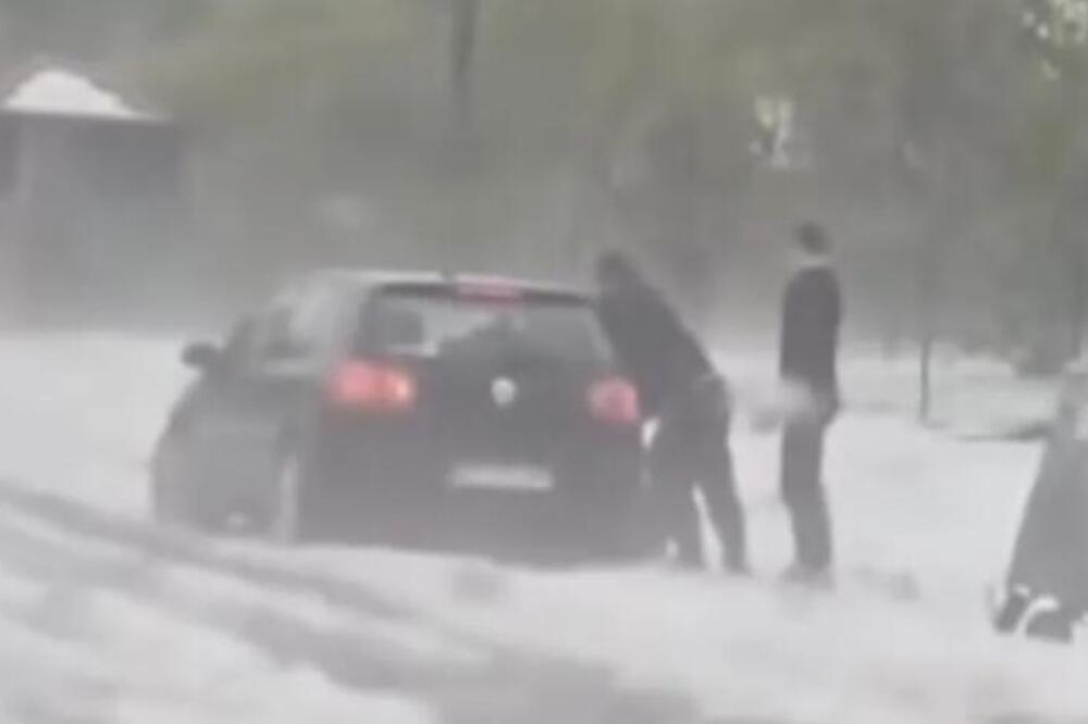 Kao da je sudnji dan u Kragujevcu! Automobil se jedva probija ulicom, snimak se širi mrežama (VIDEO)