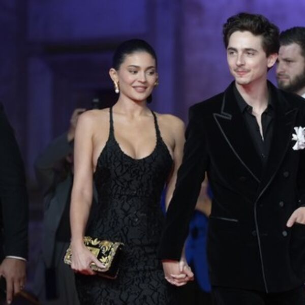 Šta ovakva riba vidi na njemu? Ljudi opčinjeni parom - ne prestaju da ih ogovaraju - kao "mama i sin", ima li oči?