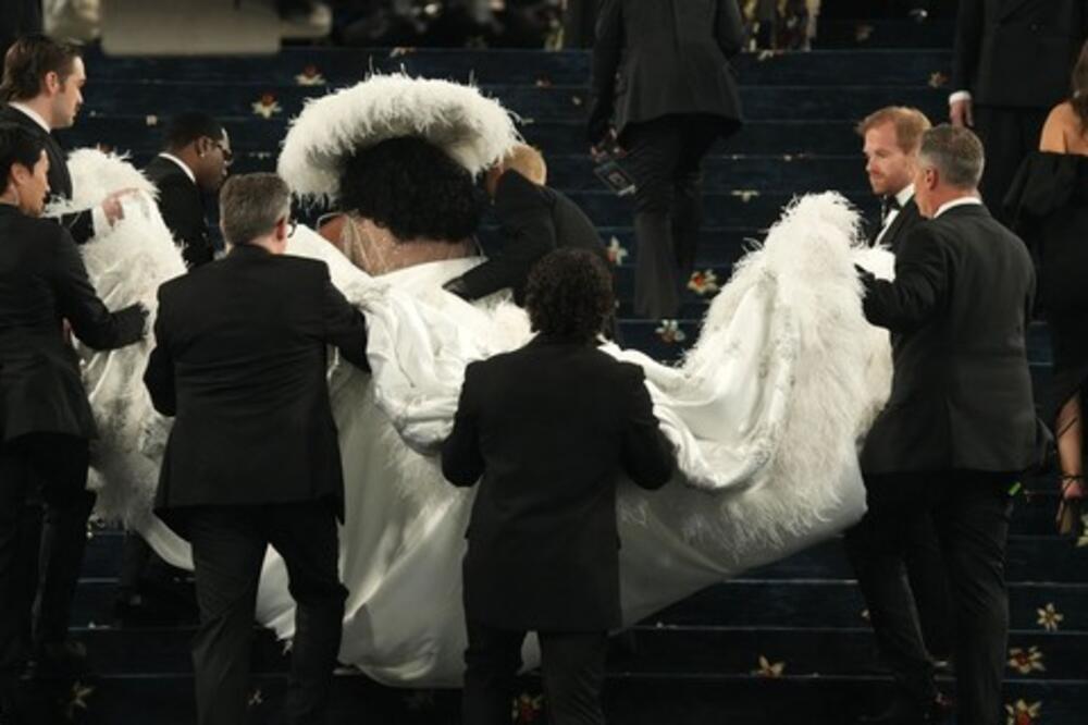 22 godine bila u ilegali, a sada se samo o Dajani priča! 6 muškaraca nosilo ogrtač - a na njemu pisala bitna imena