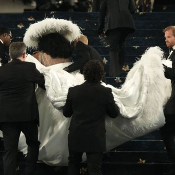 22 godine bila u ilegali, a sada se samo o Dajani priča! 6 muškaraca nosilo ogrtač - a na njemu pisala bitna imena