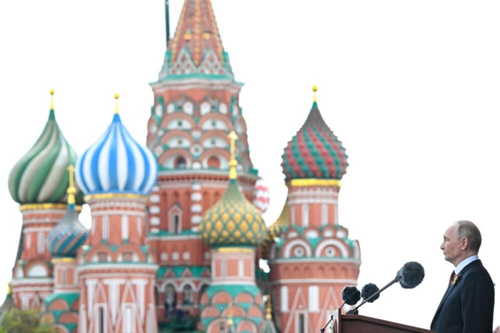 "Nepobediva smo prepreka": Istorijski govor Vladimira Putina na Paradi pobede odjekuje svetom! (FOTO)
