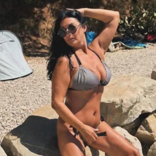 Ženo, kako ti ovo uspeva? Duplo mlađe joj mogu pozavideti, prekrstila noge i Srbe dovela do ludila, prava boginja