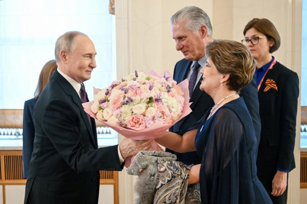 Ćebe, čokolade, društvene igre... Evo šta će Putin pokloniti Vučiću i Siju, 1 stvar je posebno zanimljiva (FOTO)
