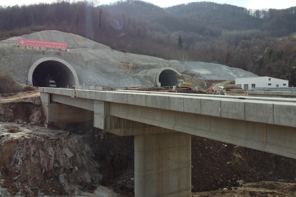 Snimak zatrpavanja guma zemljom na auto-putu uzburkao Srbiju: Saznalo se ko je to uradio!