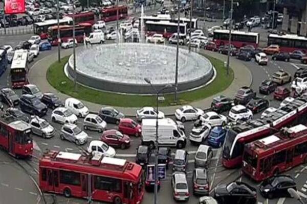 Novi snimak golaća sa Slavije: Prilazio vozilima, bauljao... Svi stali u neverici, a on otišao da se kupa (VIDEO)
