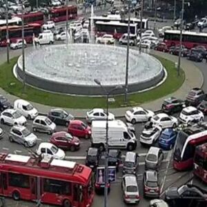 Novi snimak golaća sa Slavije: Prilazio vozilima, bauljao... Svi stali u neverici, a on otišao da se kupa (VIDEO)