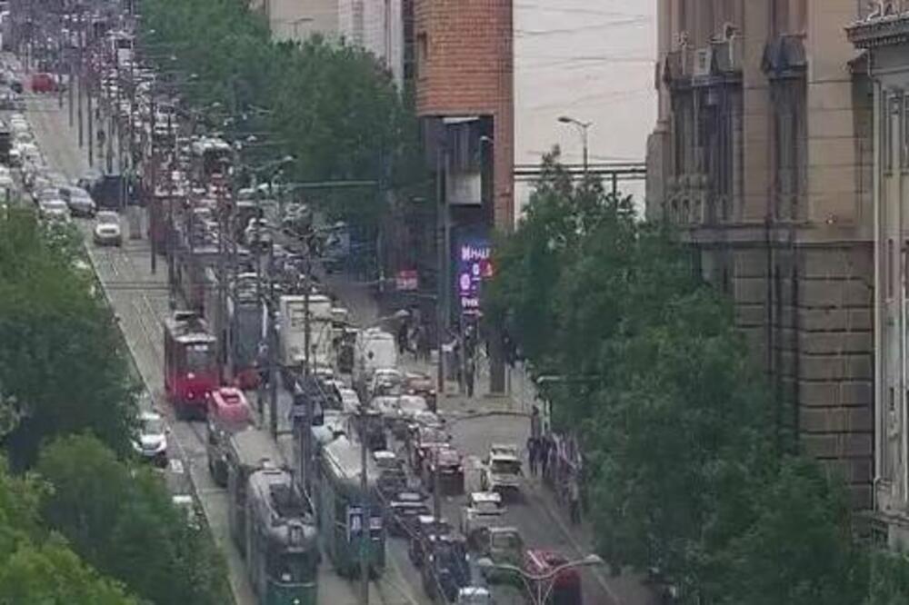 Kolaps u Beogradu, vozila zbog kiše mile po ulicama: Ovde su trenutno najveće gužve