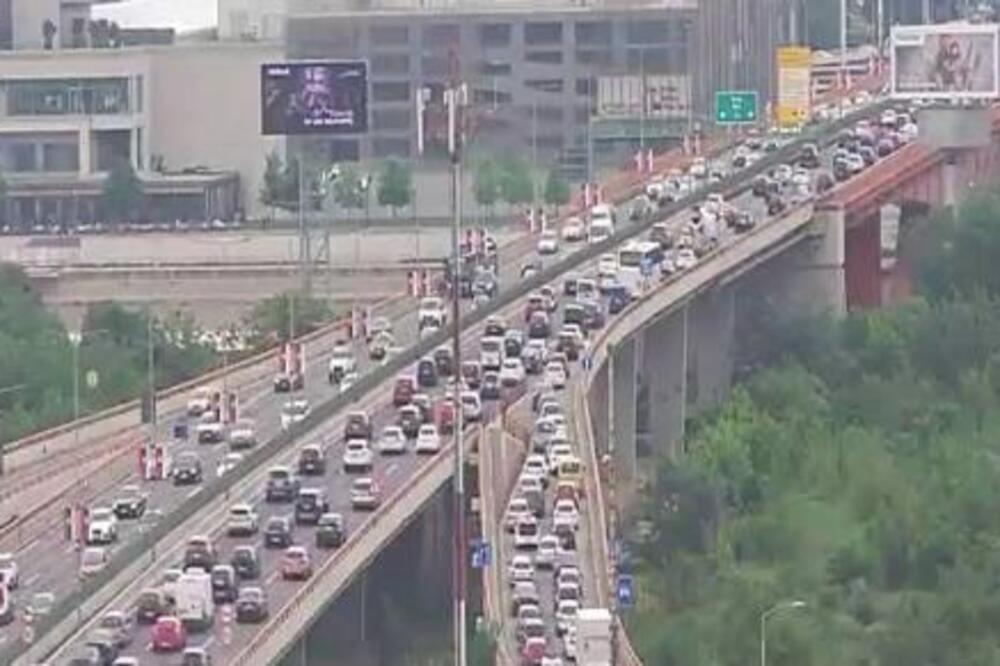 Beograd već paralisan, kolaps na sve strane! Nema igla gde da padne, reke vozila, ovo je ludilo (FOTO)