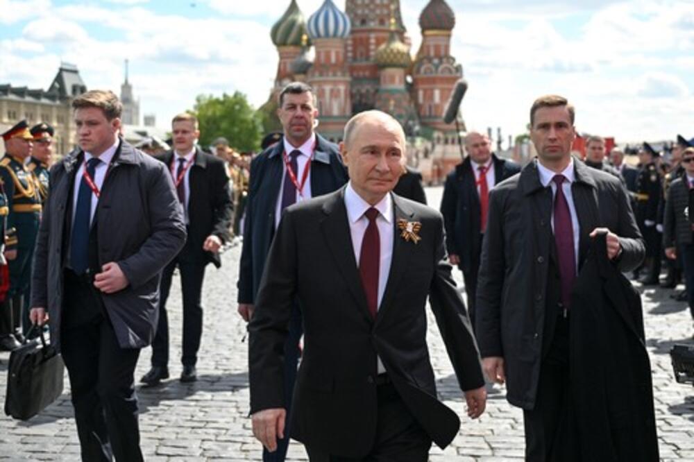 Zgodni, lepi i smrtonosni! Svet ne prestaje da bruji o Putinovim telohraniteljima - šokiraće vas šta imaju u rukama