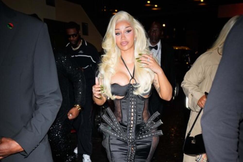 Ispala intima i obradovala prolaznike! Krila se iza kišobrana pa zaboravila na dekolte do pupka - bomba od žene