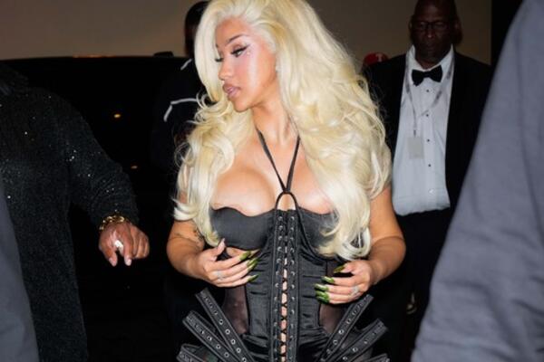 ŽENO, ŠTA JE SA TOBOM? Ima milione, a OGADILA NAROD: "Mesecima nisam oprala kosu, ko zna čega sve ima..." PRLJAVUŠA