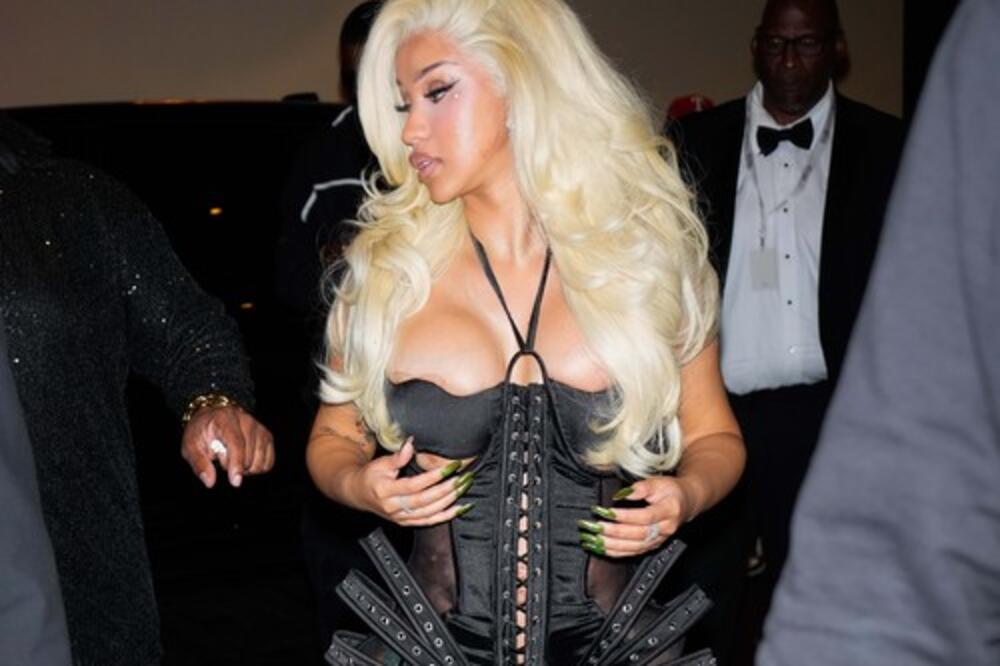 ŽENO, ŠTA JE SA TOBOM? Ima milione, a OGADILA NAROD: "Mesecima nisam oprala kosu, ko zna čega sve ima..." PRLJAVUŠA