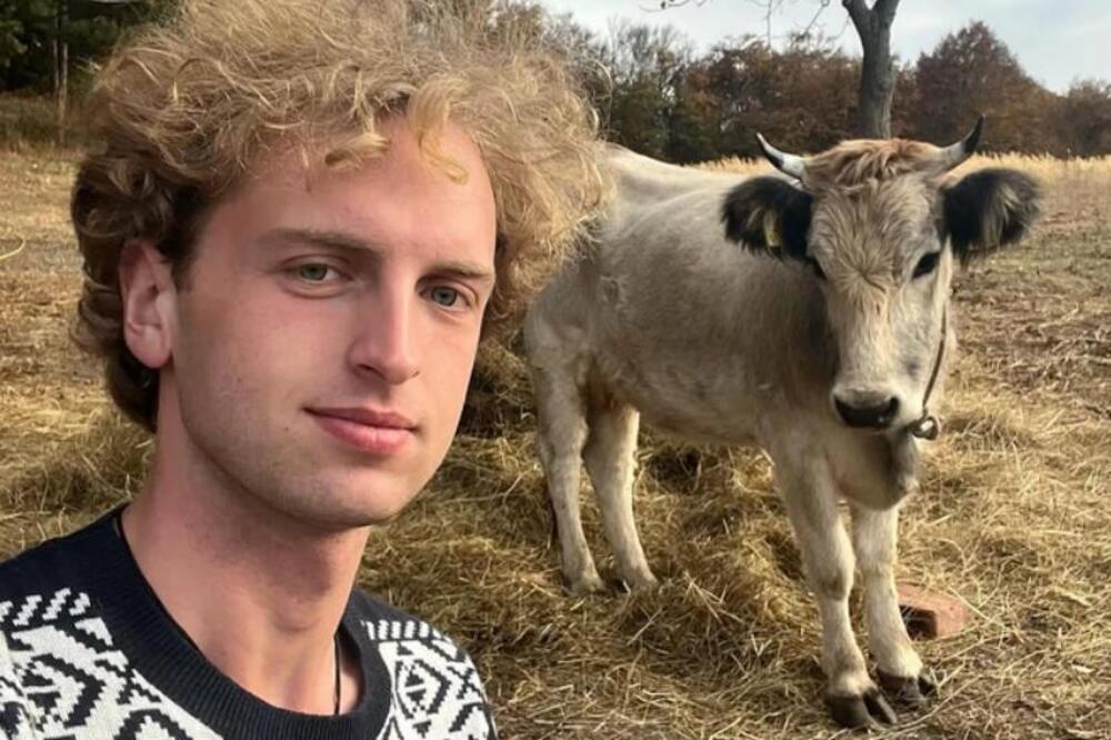 Rus živi na srpskoj planini, čuva ovce i čita Dostojevskog: Od oronulog imanja napravio raj, pogledajte ovu lepotu!