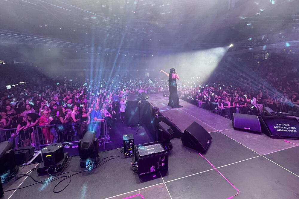 SRPSKA ATINA NA NOGAMA: Tanja Savić hitovima zapalila Novi Sad (FOTO/VIDEO)