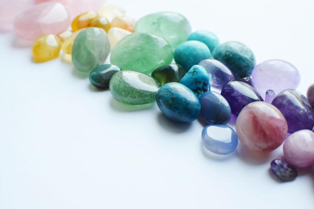 OTKRIJTE MAGIJU POLUDRAGOG KAMENJA: Prirodni dar elegancije i energije!