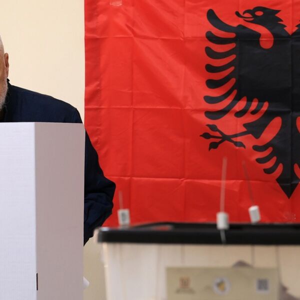 TIRANA U PLAMENU! Zapaljena vila Envera Hodže - počeli protesti protiv vlade Edija Rame, lete Molotovljevi kokteli