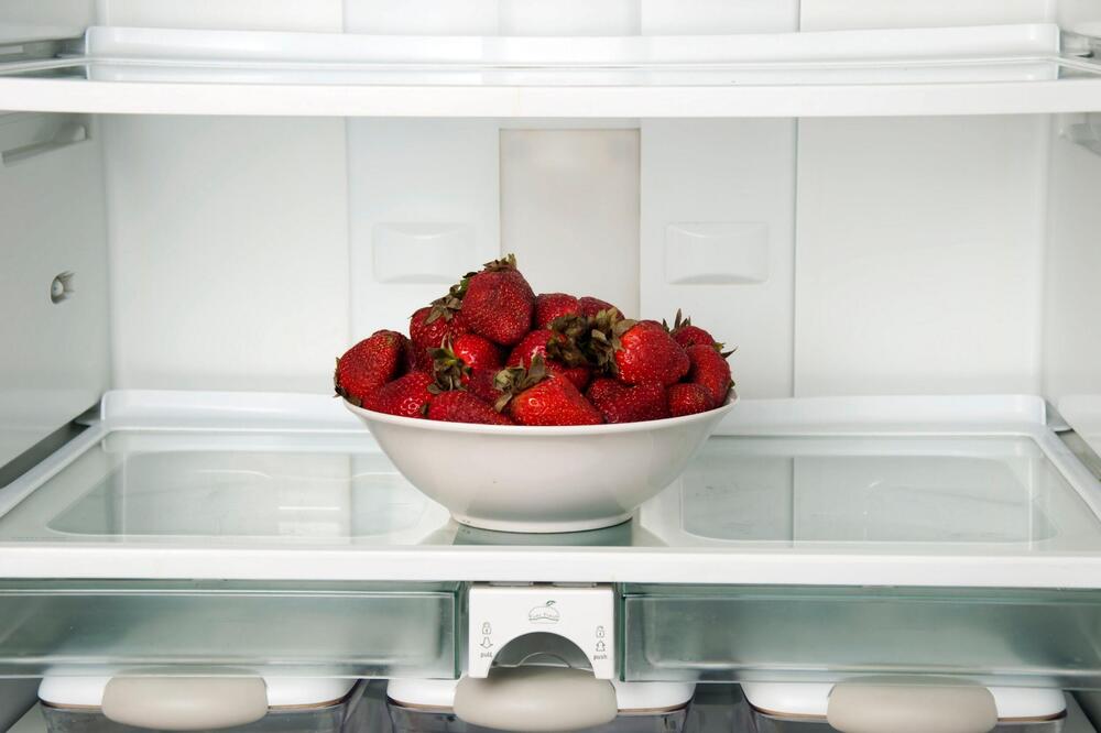 Evo kako da jagode "prežive" danima u frižideru: Jako su osetljive, odmah propadnu, ali ovaj trik sve spašava!