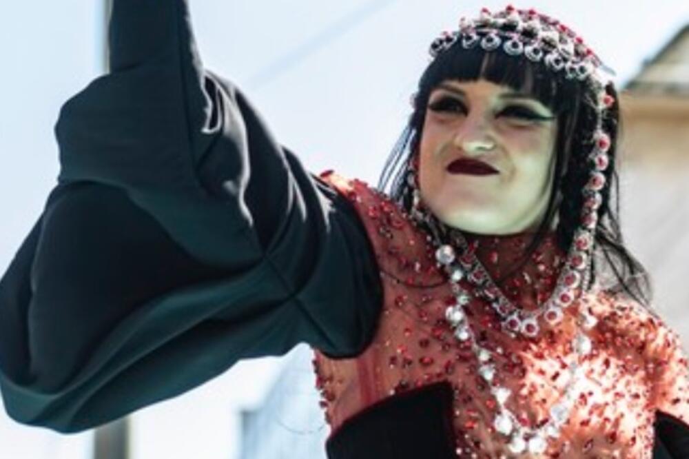 Obrukala Albaniju, a Srbi se slade! Izgledala kao papagaj u narodnoj nošnji - Škodra šokirala ljude, šta ovo bi?