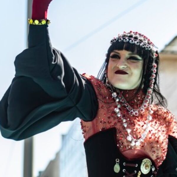 Obrukala Albaniju, a Srbi se slade! Izgledala kao papagaj u narodnoj nošnji - Škodra šokirala ljude, šta ovo bi?