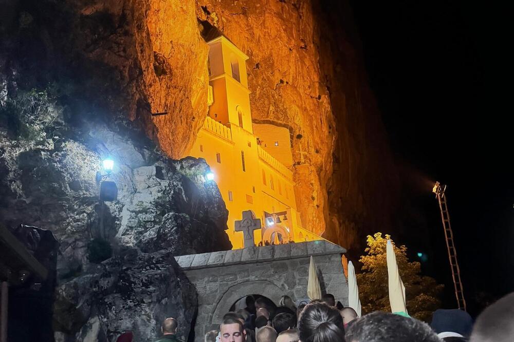 Nestvarne slike ispred manastira Ostrog: Na hiljade vernika došlo da se pokloni Svetom Vasiliju - peške, a i bosi!