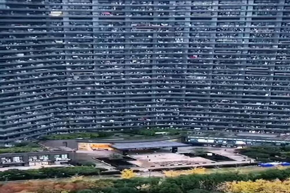 U ovoj zgradi živi 2000 ljudi: Zamišljena kao luksuzni raj, pa postala noćna mora! Ovako izgleda unutra (VIDEO)